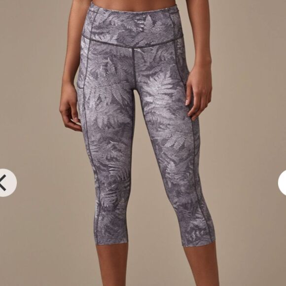 NEW Lululemon Fast & Free Crop - Picture 2 of 10